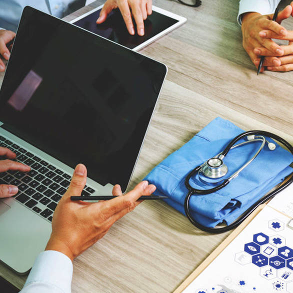 Doktorid istuvad ümber laua ja arutavad