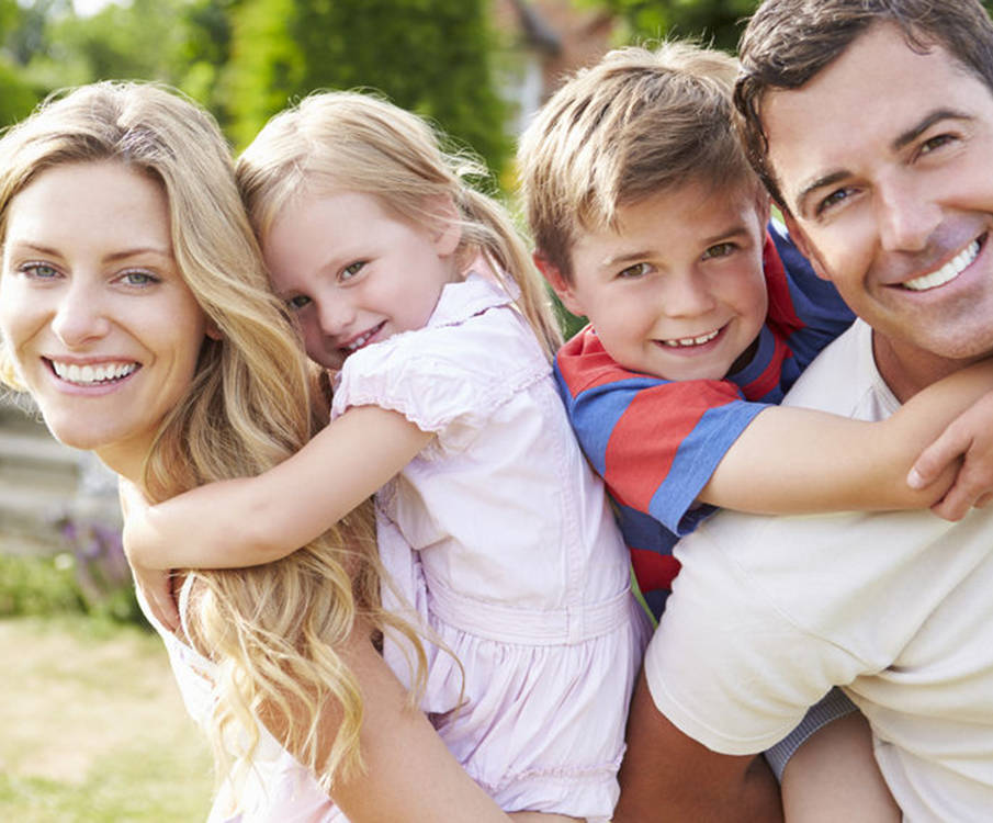 Õnnelik perekond veedab ilusal päeval koos aega